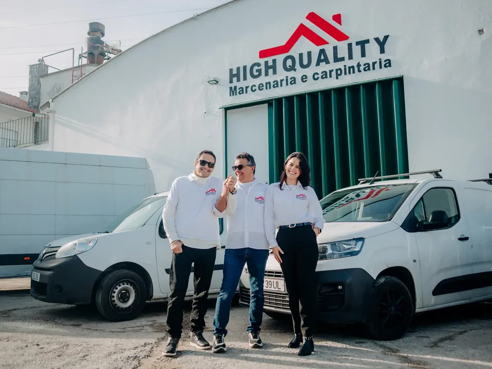 Equipa da High Quality junto às viaturas da empresa
