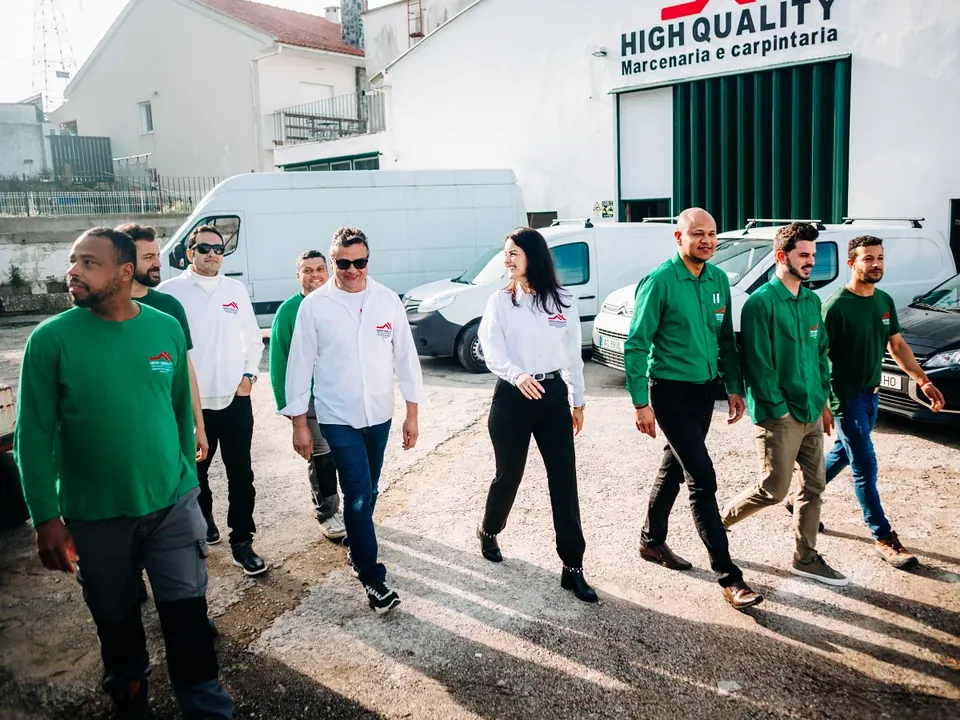 Equipa da High Quality a caminho de uma obra