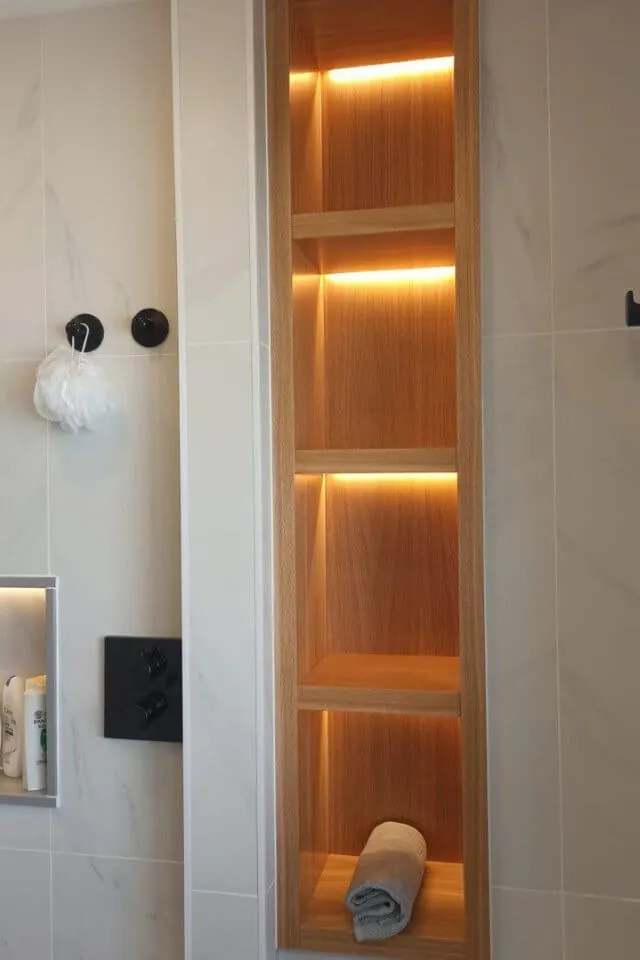 Nicho vertical em madeira com prateleiras iluminadas